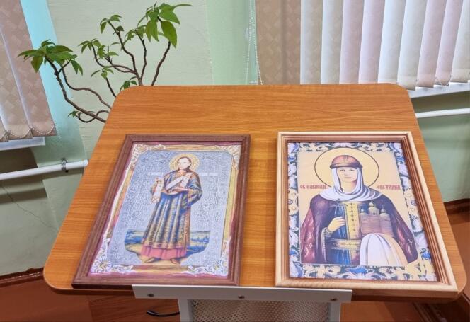 Détail des icônes de « saint Stepan » et « sainte Svetlana », imprimées et encadrées par des enseignants du Kamtchatka, en février 2024.