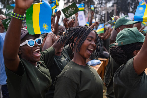 Chaque année, une fête appelée « Kwita Izina » est organisée afin que des personnalités puisse nommer les bébés gorilles nés dans l’année. Au Rwanda, le tourisme, de luxe notamment, est un secteur d'activité économique très important. En 2021, le Rwanda a ainsi généré environ 240 millions d'euros dans le seul secteur du tourisme. Les habitants des villages aux alentours sont conviés à l'événement. Chaque personne y reçoit gratuitement un repas, une boisson, ainsi qu’un drapeau du Rwanda.