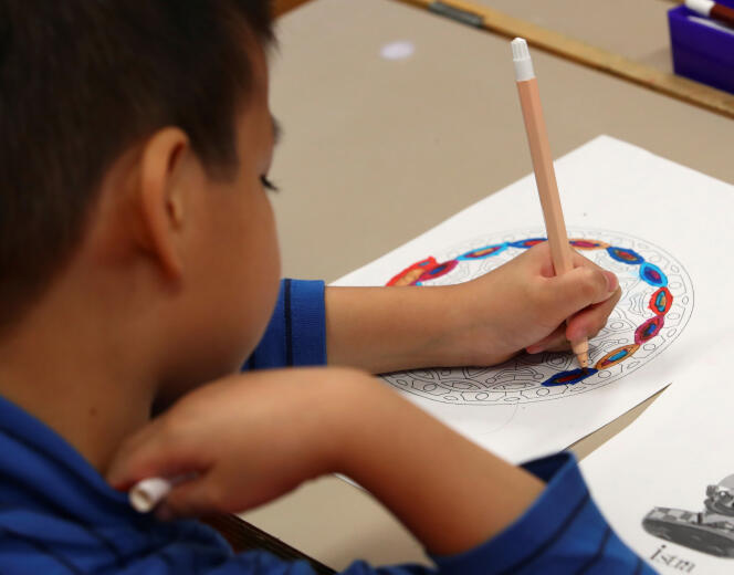 Un enfant dessine de la main gauche, à Genève, le 11 mai 2020.