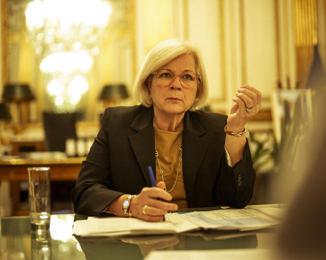 Catherine Vautrin, ministra de Trabajo, Salud y Solidaridad durante una entrevista en el ministerio en París, el jueves 4 de abril de 2024