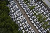 Des véhicules électriques hors service, à Hangzhou (Chine), le 31 juillet 2023.