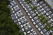 Des véhicules électriques hors service, à Hangzhou (Chine), le 31 juillet 2023.