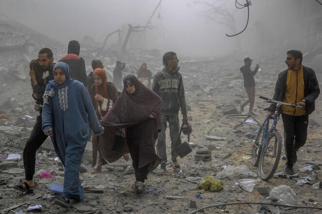 Des Palestiniens fuient après un bombardement israélien dans la ville de Gaza, le 18 mars 2024. 