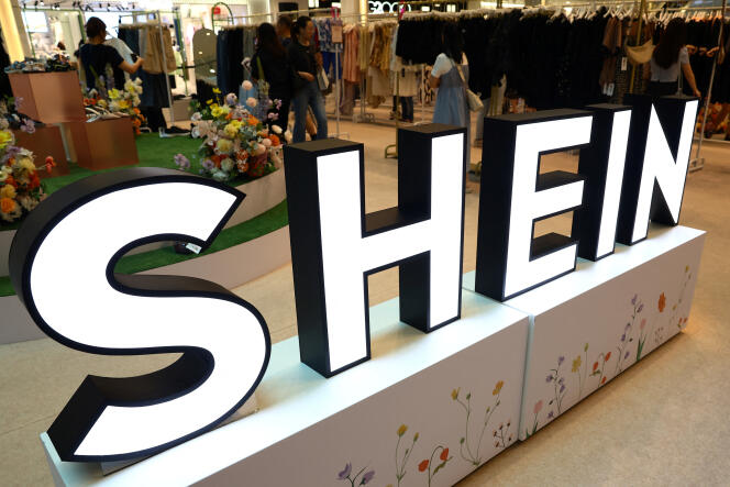 Le logo du site chinois de fast fashion Shein, dans un pop-up store, à Singapour, le 4 avril 2024.