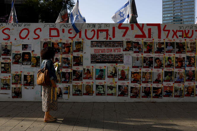 Photos d'otages détenus par le Hamas, à Tel Aviv, le 5 avril 2024.