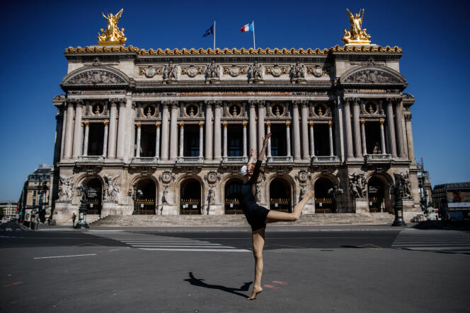 Performance de la danseuse et chorégraphe  Yara al-Hasbani  devant l’Opéra Garnier, à Paris, le 22 avril 2020.