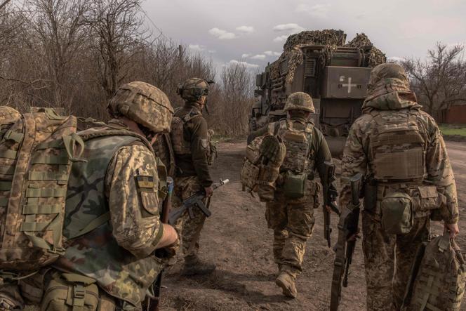 Ukrainische Infanteriesoldaten Der 23. Mechanisierten Brigade Bewegen Sich Am 3. April 2024 In Der Region Donezk Auf Die Frontlinie Zu.