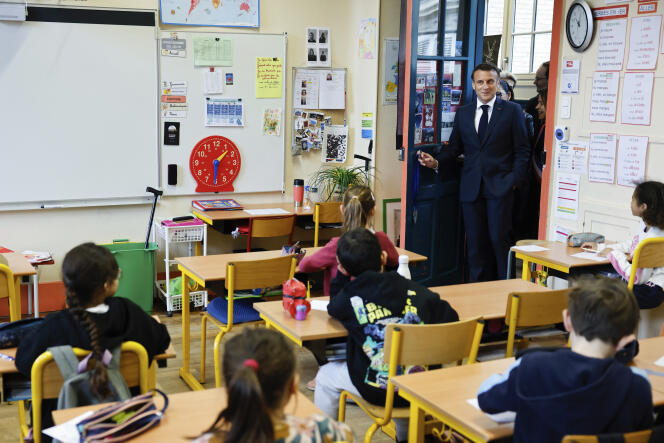 Emmanuel Macron, à l'école primaire Blanche, à Paris, le 5 avril 2024.  