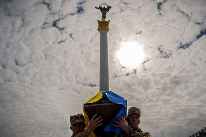 Des soldats ukrainiens transportent le cercueil de l’un des leurs tué au combat, lors d’une cérémonie funéraire place de l’Indépendance, à Kiev, le 5 avril 2024.