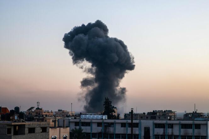Un nuage de fumée s'élève au-dessus des bâtiments de Rafah après une frappe israélienne, dans le sud de la bande de Gaza, le 4 avril 2024.