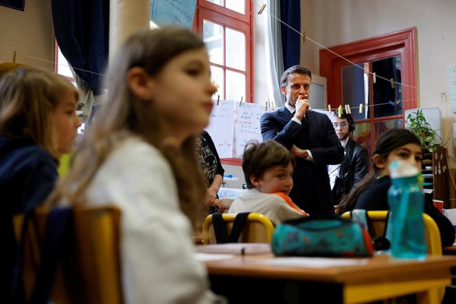 Emmanuel Macron à la rencontre des élèves de l’école primaire Blanche, à Paris, en avril 2024.
