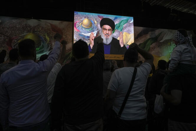Des partisans du Hezbollah écoutent le discours du leader du mouvement libanais, Hassan Nasrallah, lors d'un rassemblement pour marquer la Journée de Jérusalem, dans la banlieue de Beyrouth, le 5 avril 2024.