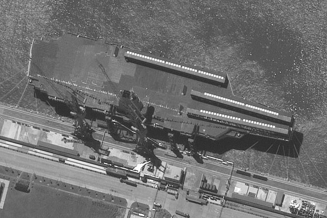 Une image satellite du porte-avions 