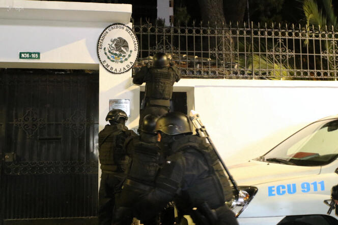 Des policiers équatoriens entrent dans l'ambassade du Mexique à Quito, le 5 avril 2024.