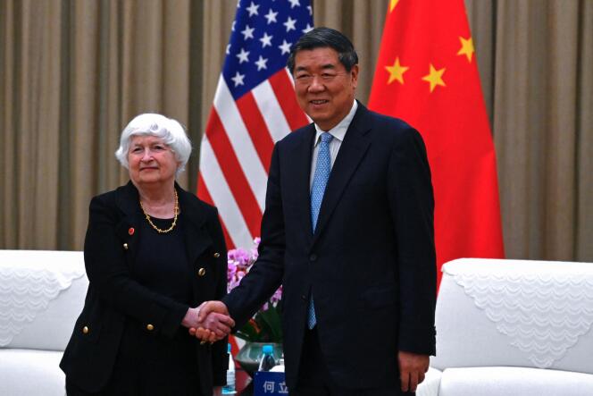 La secrétaire américaine au Trésor Janet Yellen et le vice-premier ministre chinois chargé de l'économie He Lifeng avant une réunion à Guangzhou, dans le sud de la Chine, le samedi 6 avril 2024.