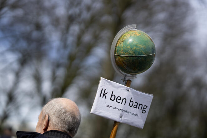 Un manifestant alerte sur la dégradation du climat, le 6 avril 2024 à La Haye.
