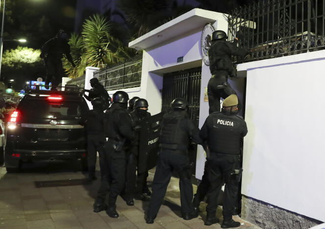 Raid de la police équatorienne contre l'ambassade du Mexique à Quito, le 5 avril 2024. 