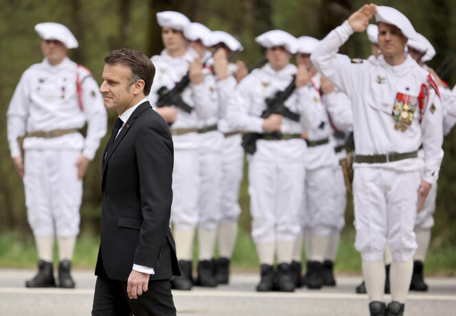 Emmanuel Macron lors de la cérémonie célébrant le 80ᵉ anniversaire de la bataille des Glières, à la nécropole nationale de Morette, un cimetière militaire à Thônes (Haute-Savoie), le 7 avril 2024. 