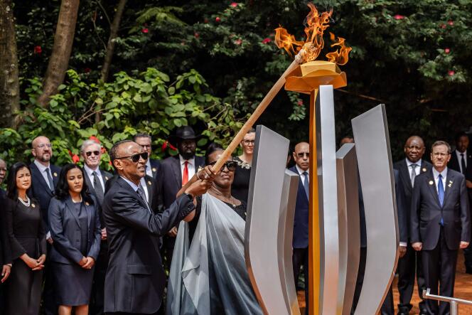 El presidente de Ruanda, Paul Kagame, reaviva la llama del Memorial Gisozi, donde yacen los restos de 250.000 víctimas del genocidio tutsi, en Kigali, el 7 de abril de 2024.