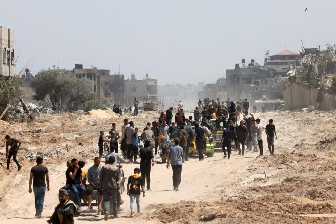 Los palestinos abandonan Rafah, donde eran refugiados, tras el anuncio de la retirada militar parcial del ejército israelí de Khan Younes, el 7 de abril de 2024.