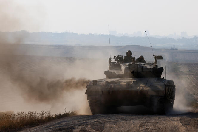 Un tanque israelí maniobra cerca de la frontera israelí con Gaza, 7 de abril de 2024.