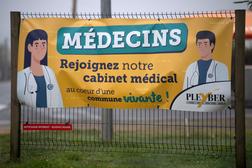 A Pleyber-Christ (Finistère), le 16 février 2023, une affiche incite des médecins à venur s’installer dans la commune.
