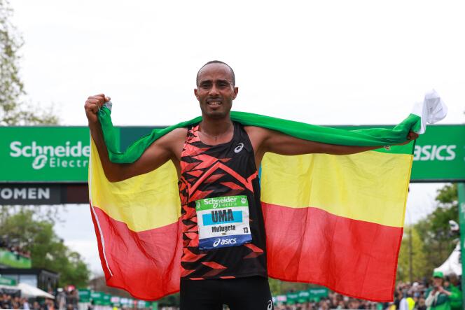 L’Ethiopien Uma Mulugeta, après sa victoire lors du marathon de Paris, le 7 avril 2024. 
