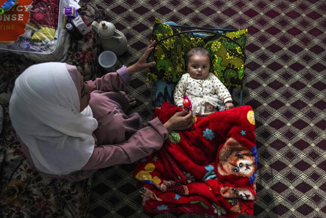 Rula Saqr i jej dziecko, Masa Muhammad Zaqout, w swoim mieszkaniu w Al-Zawaida w środkowej Strefie Gazy, 4 kwietnia.  Dziecko, które przyszło na świat 7 października 2023 roku, 7 kwietnia skończyło sześć miesięcy.