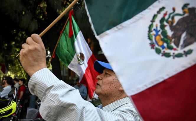 Des Mexicains manifestent devant l'ambassade d'Équateur à Mexico, le 6 avril 2024.