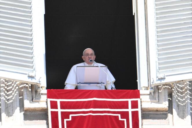 Le pape François à la fenêtre de la place Saint-Pierre, le 7 avril 2024, au Vatican. 
