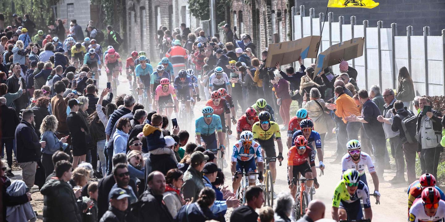 Mathieu van der Poel y unos cuarenta corredores en cabeza