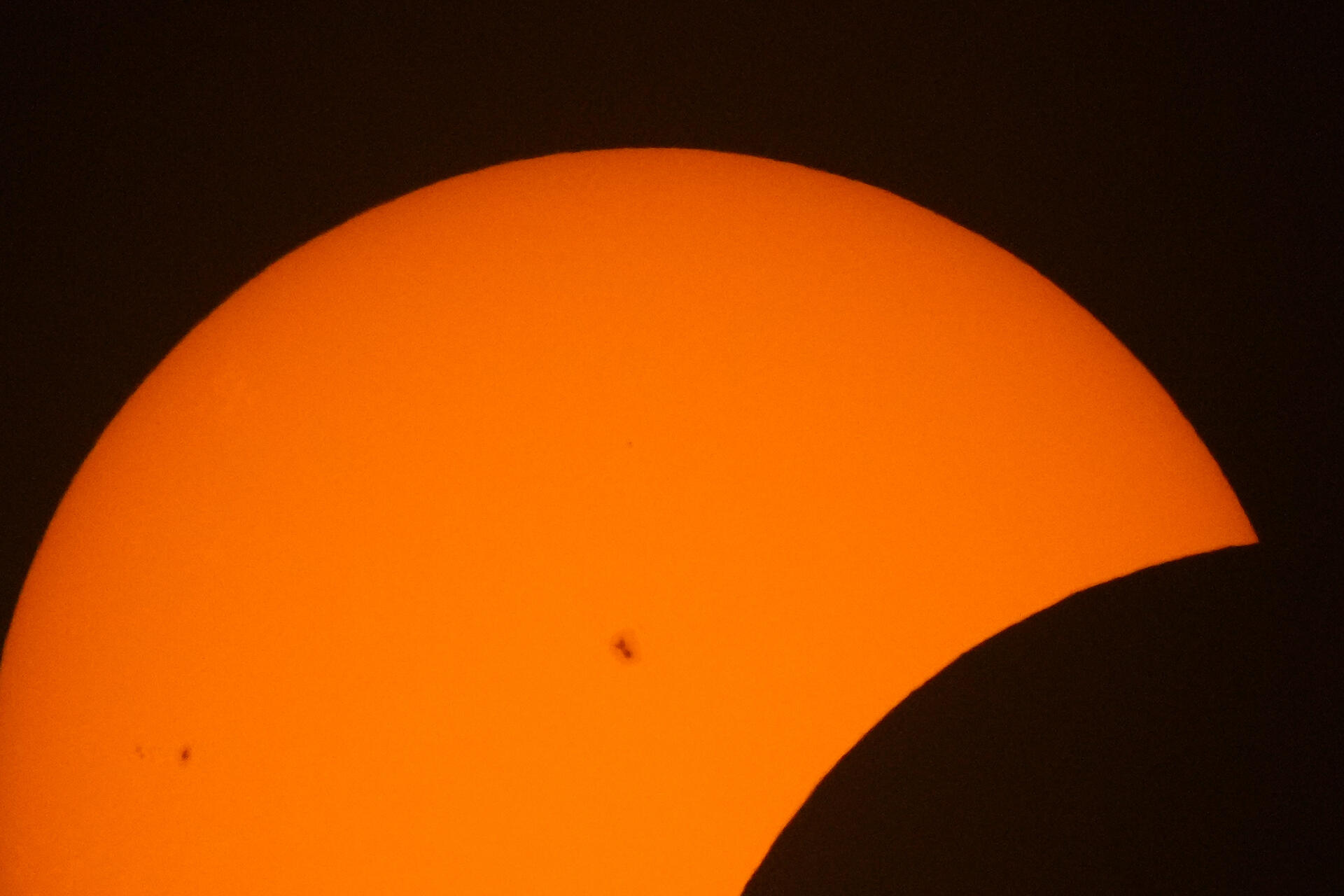 Les taches solaires sont visibles lorsque l'éclipse solaire totale a commencé le 8 avril 2024 à Arlington, au Texas.