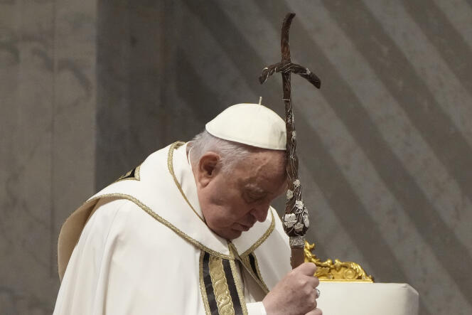 Le pape François célèbre la messe chrismale dans la basilique Saint-Pierre au Vatican, le jeudi 28 mars 2024. 