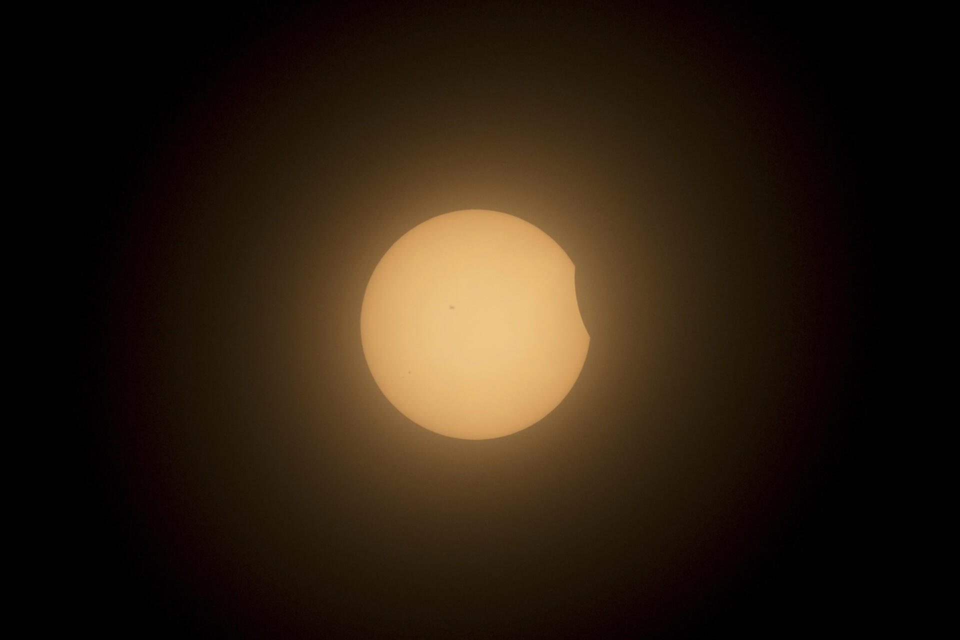 La lune recouvre partiellement le soleil lors d'une éclipse solaire totale à Mazatlan, au Mexique, le 8 avril 2024.