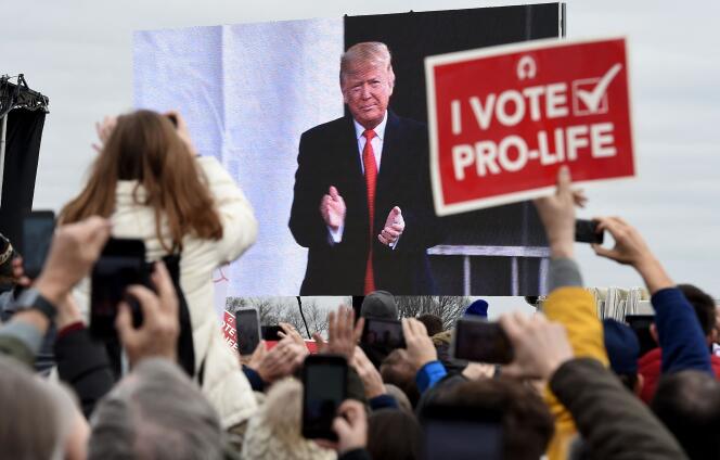 Demonstranci pro-life słuchają prezydenta USA Donalda Trumpa podczas jego przemówienia podczas 47. dorocznego Marszu dla Życia w Waszyngtonie, 24 stycznia 2020 r.