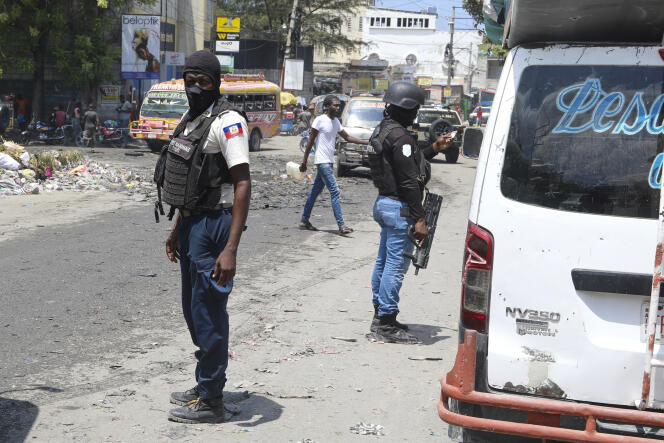 La police nationale haïtienne patrouille dans les rues de Port-au-Prince, le 8 avril 2024.