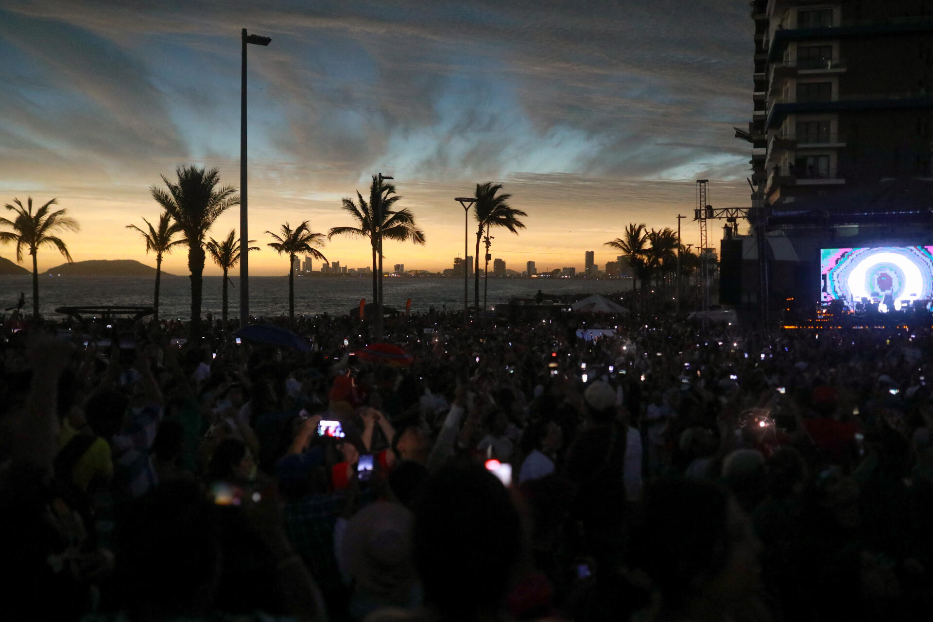 Une foule de spectateurs assiste à l’éclipse totale de Soleil dans la ville de Mazatlan, au Mexique, le 8 avril 2024.