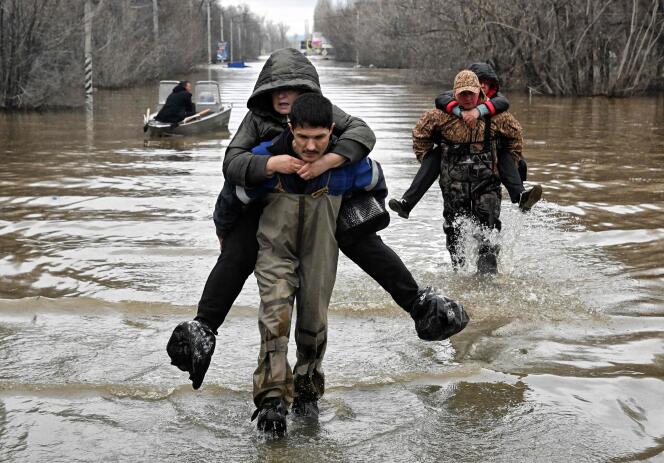 Des sauveteurs évacuant des résidents de la partie inondée de la ville d’Orsk, dans la région russe d’Orenbourg, au sud-est de la pointe sud des montagnes de l’Oural, le 8 avril 2024. 