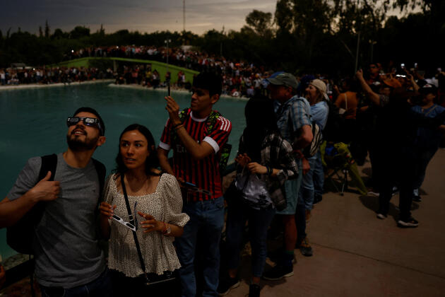 Des spectateurs regardent l’éclipse totale de Soleil depuis Torreon, au Mexique, le 8 avril 2024.