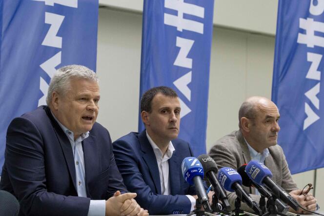 De gauche.  À droite.  : Le directeur de crise de Van Hool Marc Zwaaneveld, le conservateur Jeroen Pinoy et le porte-parole de l'entreprise Dirk Snauwaert lors d'une conférence de presse à Koningshooikt, Belgique, le 8 avril 2024.