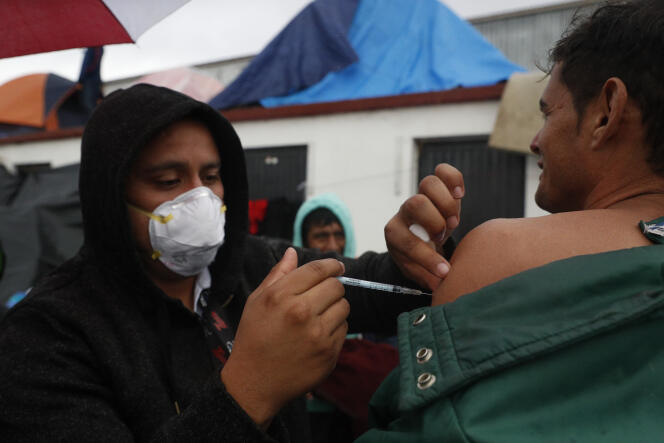 Des représentants du ministère mexicain de la santé vaccinent gratuitement des migrants contre la grippe, l’hépatite B, le tétanos et les maladies infantiles préventives au refuge Barretal à Tijuana, au Mexique, le 6 décembre 2018