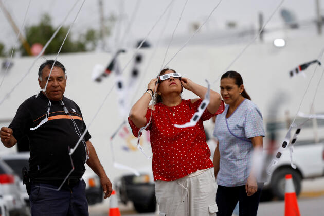 Des paires de lunettes de protection spéciales sont mises à la disposition des habitants pour observer l'éclipse solaire, à Torreon, dans l'État de Coahuila, au Mexique, le 8 avril 2024.