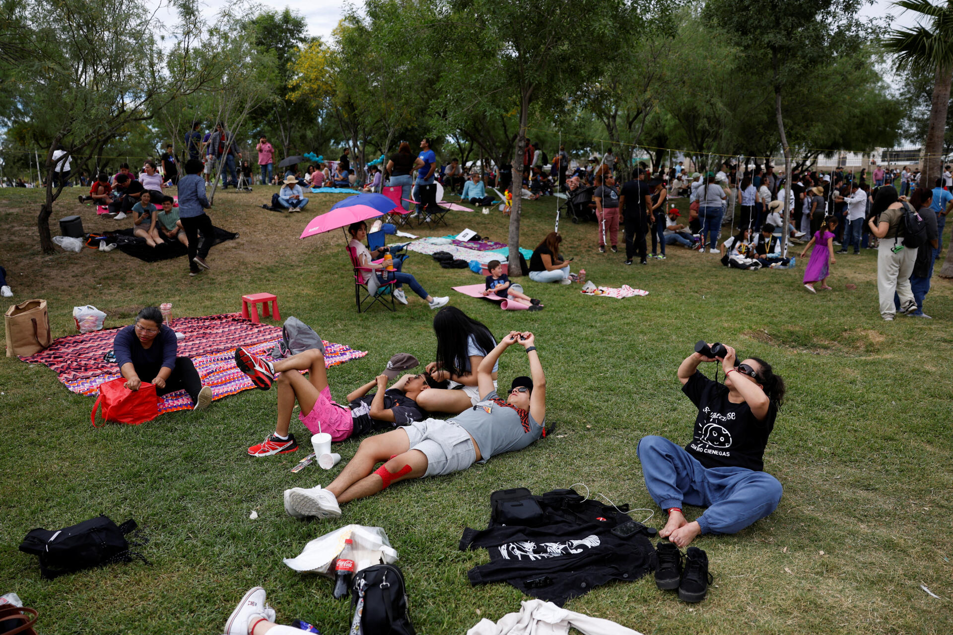 Les habitants se sont rassemblés pour observer l'éclipse solaire, à Torreon, au Mexique, le 8 avril 2024. 