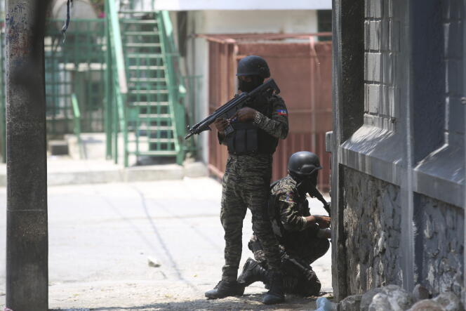Des policiers lors d'une opération anti-gang près du Palais National à Port-au-Prince, le 8 avril 2024.
