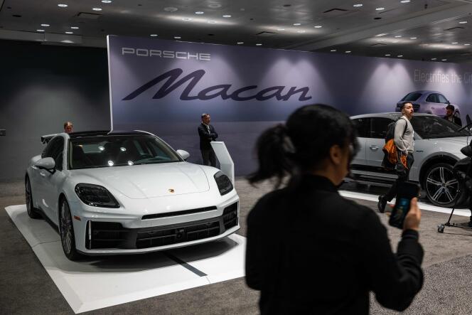 La nouvelle Porsche Macan électrique, lors du Salon international de l’automobile de New York, le 27 mars 2024. 