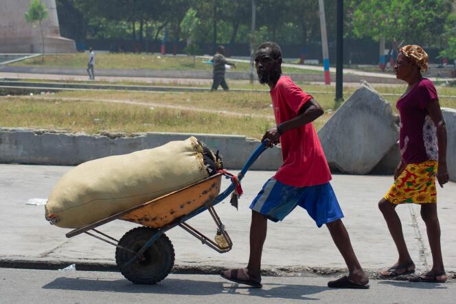 Des vendeurs ambulants fuient la violence des gangs à Port-au-Prince, le 8 avril 2024. 