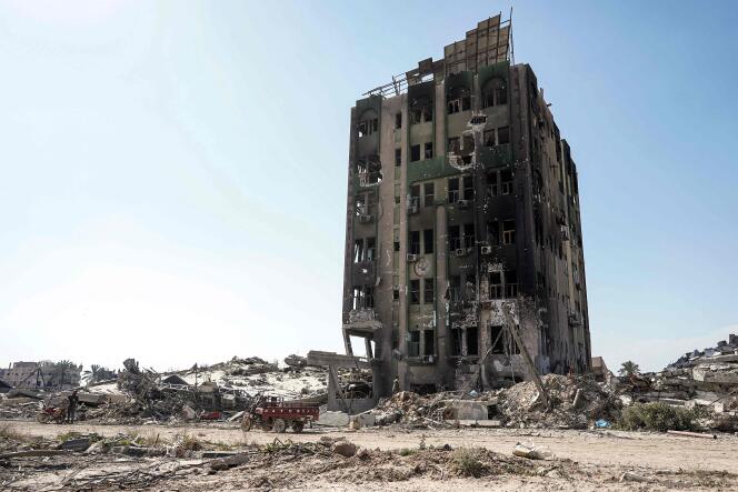 Edificio del hospital Al-Salam en ruinas en Khan Yunis, en el sur de la Franja de Gaza, el 7 de abril de 2024, tras la retirada de las tropas israelíes.