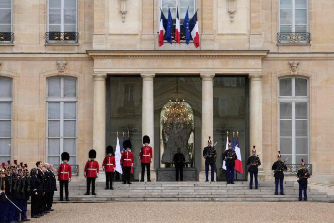 Miembros británicos de la 7.ª Compañía de la Guardia Coldstream y la gendarmería de la Guardia Republicana están firmes en las escaleras del Palacio del Eliseo, en París, el 8 de abril de 2024.