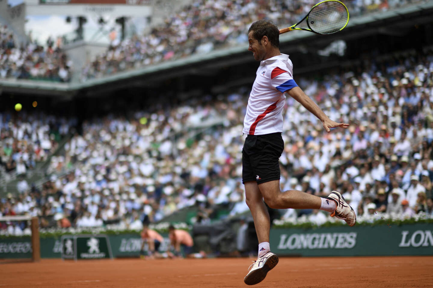Regarder la vidéo Roland-Garros 2024 : requiem pour le revers à une main, emblème du tennis romantique