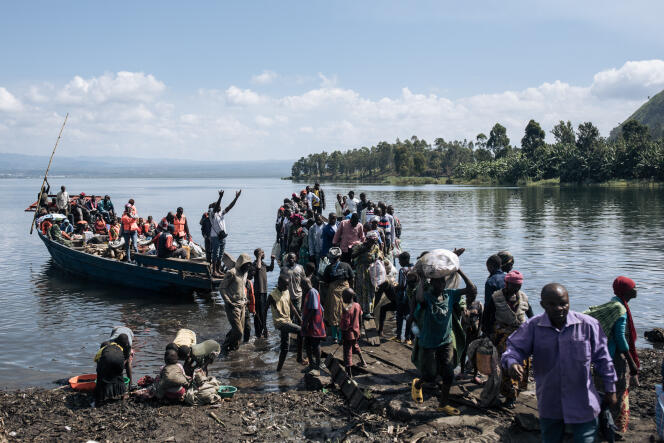 Des personnes parties de Goma arrivent près de Minova, dans la province du Sud-Kivu, le 10 mars 2024. 
